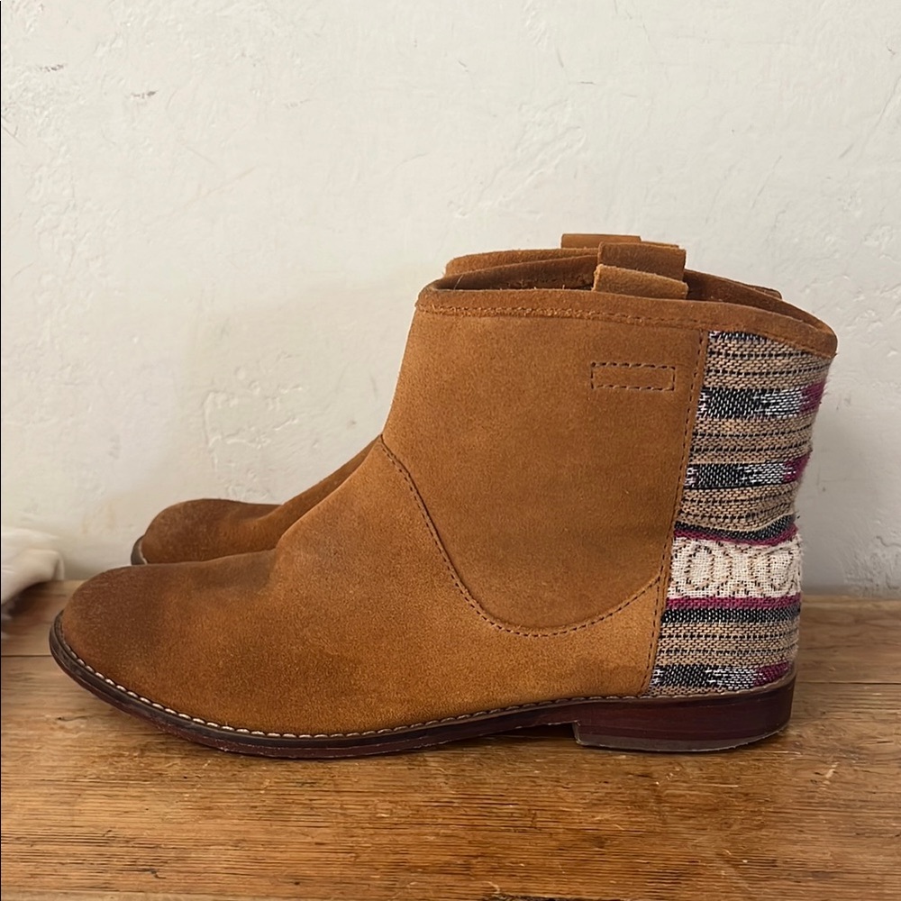 Zara Chic Tan Suede Ankle Boots with Patterned Accent